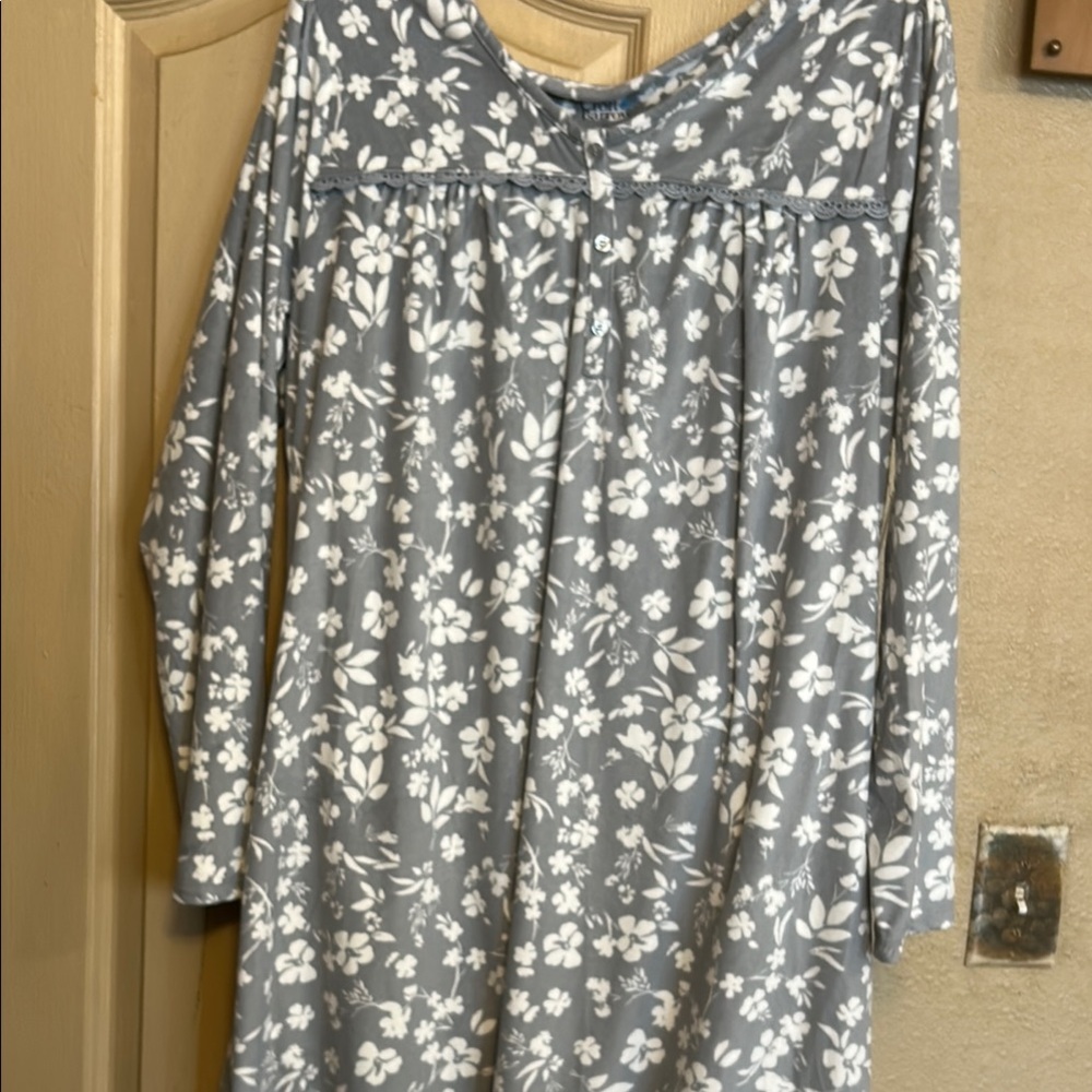 NWT Sz XL gray velour flower nightgown Croft & barrow